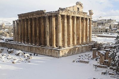 Neige sur le temple de Bacchus à Baalbek