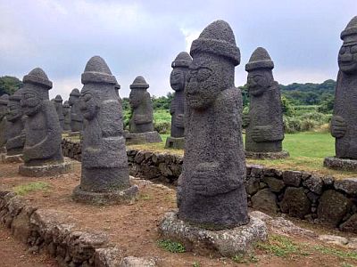 Les grands-pères de pierre dans le Jeju Stone Park