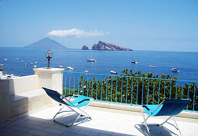 La mer vue de Panarea, Stromboli et Basiluzzo en arrière-plan