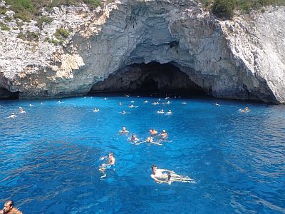 Grotte dans la mer à Paxos