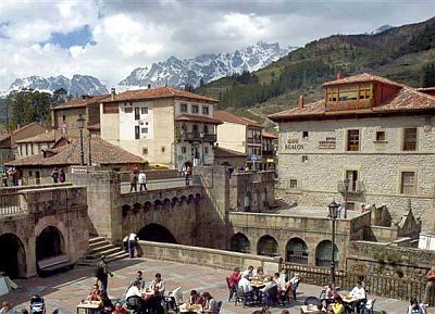 Potes, en arrière-plan les Picos de Europa