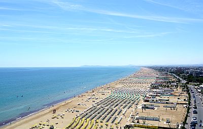 Rimini, la côte et les parasols