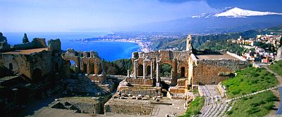 Taormine, le théâtre, la mer et le mont Etna en arrière-plan
